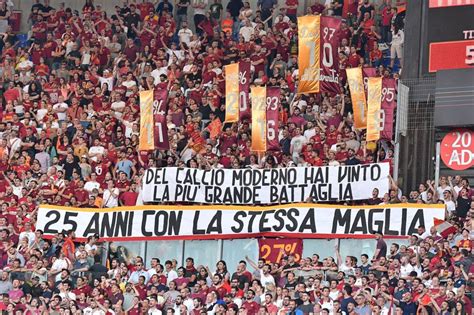 Laddio di Totti al calcio giocato gli striscioni più belli dedicati