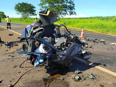 Motorista morre após invadir pista contrária e bater de frente