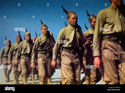 Marines finishing training at Parris Island, South Carolina, May 1942 ...