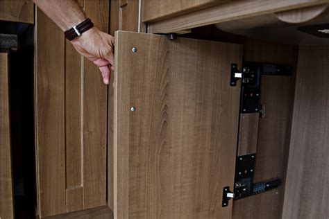 Система поворотно сдвижных дверей для шкафа - фото