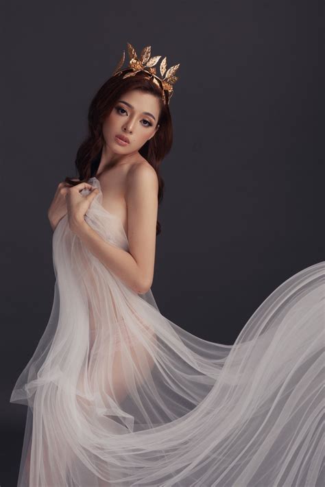 Quang Lê thân thiết bên hoa hậu 20 tuổi lộ ảnh nude khi vừa đăng quang