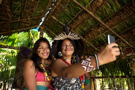 마나우스 브라질에서 Tupi Guarani 부족에서 Selfies 사진을 찍은 여자 토착 문화에 대한 스톡 사진 및 기타 이미지