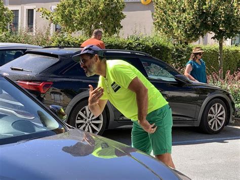 Les bénévoles maillots jaunes de la sécurité des coureurs du tour de l