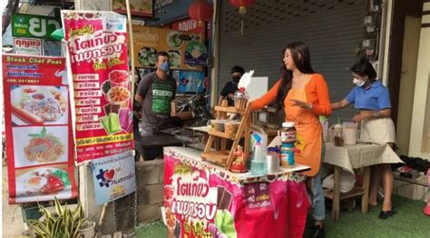 Vượt khó đi làm thêm hot girl đại học phanh áo thả rông vòng một đứng bán bánh giữa đường