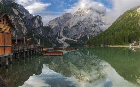 Dki Na Jeziorze Braies We W Oskich Dolomitach