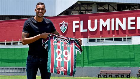 Ansioso Por Estreia A Armadura Zagueiro Exalta Camisa Boa