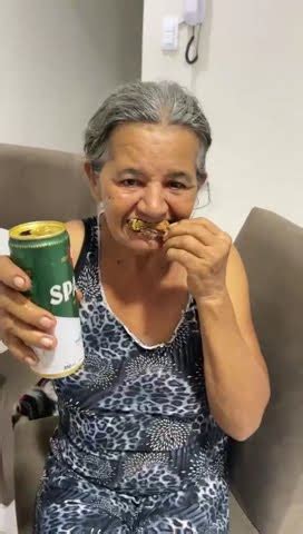 olha a alegria da minha mãe tomando uma comédia trolagem YouTube