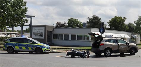 Pol Hf Verkehrsunfall Im Kreuzungsbereich Motorrad Und Auto Prallen