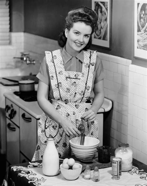 Housewife 1940′s Vintage Housewife Retro Housewife Domestic Goddess