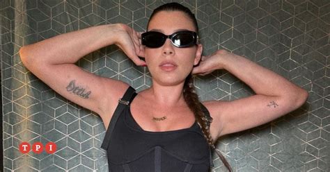 Emma Marrone Un Oggetto A Cui Non Rinuncerei Mai Sono Indecisa Tra Il Dildo E La Playstation