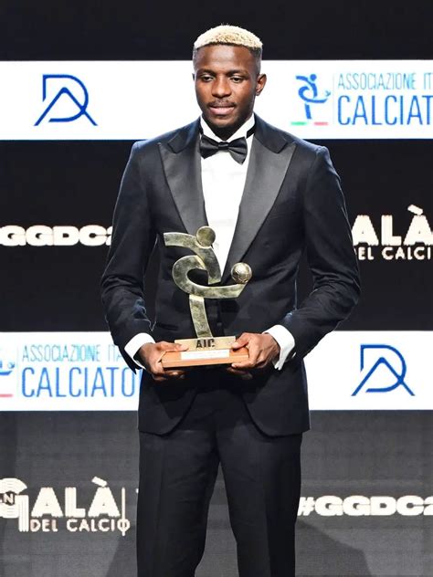 Osimhen Wins AIC Footballer Of The Year Award - Complete Sports