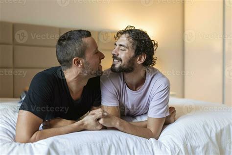 contento gay Pareja teniendo oferta momentos en dormitorio homosexual amor relación y género