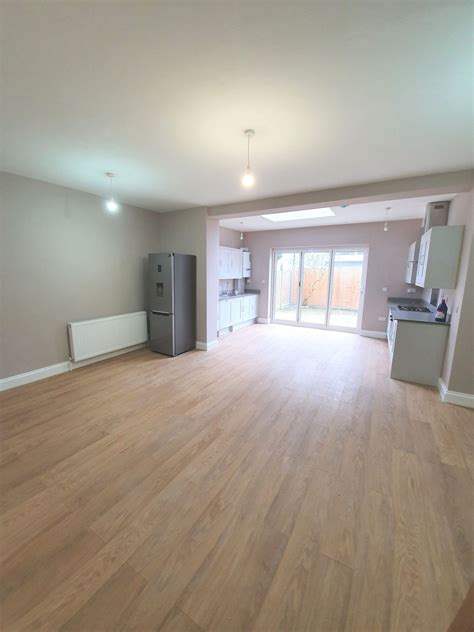 3 bed flat to rent in Fox Lane, Palmers Green N13 - Zoopla