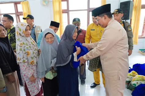 Kunjungi Kecamatan Seberang Kota Bupati Anwar Sadat Berikan Bantuan