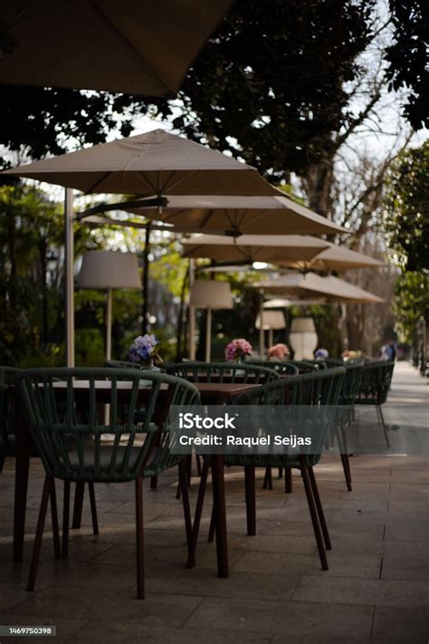 Outdoor Restaurant Seating Stock Photo - Download Image Now - Color ...