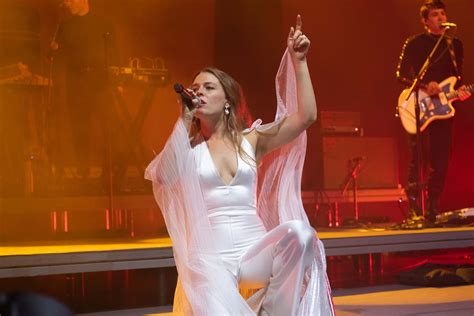 Singer Maggie Rogers 'hurt' as man yells 'take your top off' at show