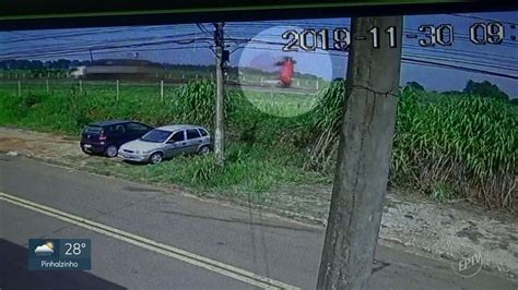 Vídeo mostra carro capotando em rodovia de Piracicaba motorista de 22