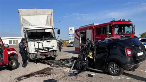 Matera Schianto Frontale Tra Auto E Tir Morti Due Uomini