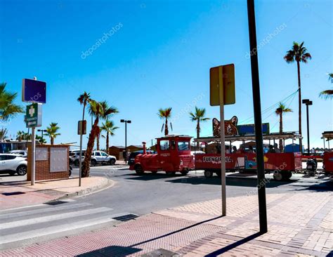 Peque O Tren Tur Stico Junto A La Playa Y En El Paseo Mar Timo De