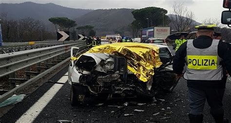 Contromano In Autostrada Terribile Schianto Frontale Due Morti Il