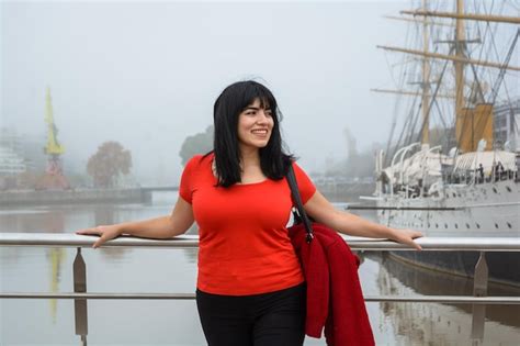 Turista jovem latina em pé na puente de la mujer em buenos aires olhando para o lado Foto