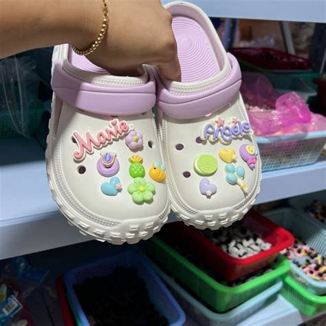 Crocs Jibbitz อุปกรณ์เสริมรองเท้ามีเสน่ห์หัวเข็มขัดรองเท้าลายดอกไม้