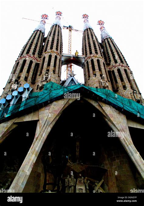 La Sagrada Familia La Bas Lica Y El Templo Expiatorio De La Sagrada