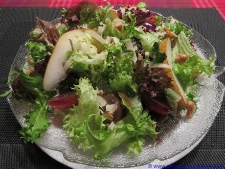 Herbstlicher Blattsalat mit Birnen Trauben und Walnüssen