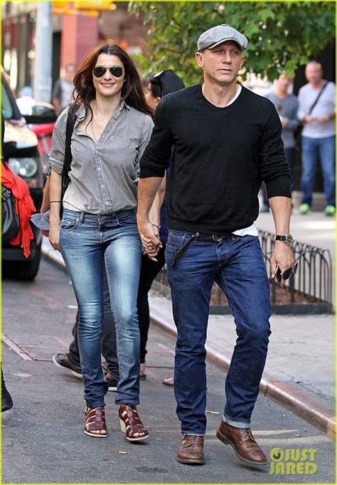 Full Sized Photo of daniel craig rachel weisz holding hands in manhattan 01 | Photo 2726847 ...