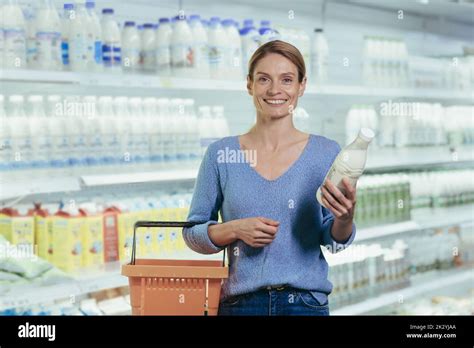 Portrait d une femme acheteur dans un supermarché une femme blonde au foyer regardant la caméra