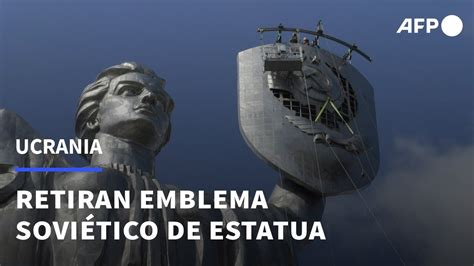 Retiran La Hoz Y El Martillo De Una Estatua Gigante En La Capital De