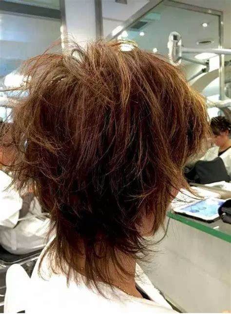 Winter fashion will likely revolve around the messy medium shag haircut 29