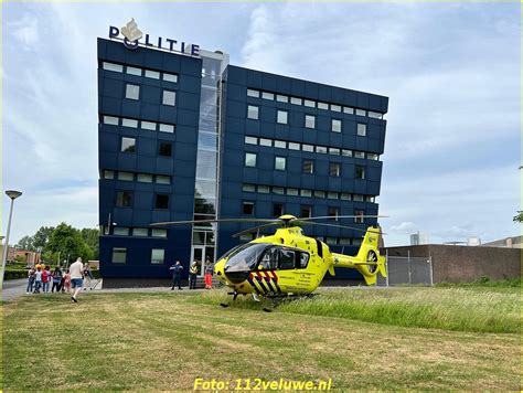 Lifeliner2 Landt Bij Politiebureau Spijkenisse Voor Inzet Aan Eikenlaan