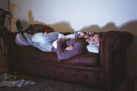 Pareja relajando en sofá y viendo una película Foto gratis Ver