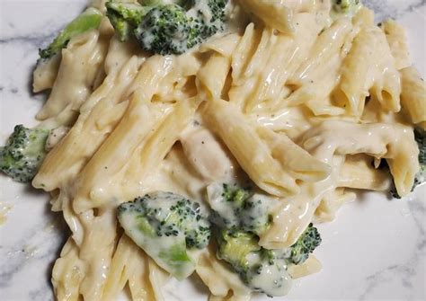 Pasta penne con pollo brócoli y salsa Alfredo Receta de Isa Becerra