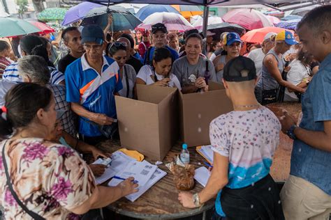 Miles De Venezolanos Votan Esperanzados En Un Cambio De Presidente En