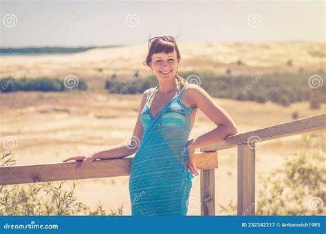 Jovencita Hermosa Con Envoltura De Pareo Bikini Y Gafas De Sol En La Cabeza Posando Imagen De