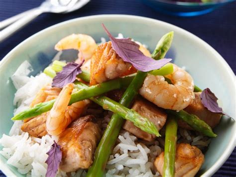 Lachs Mit Garnelen Und Spargel Aus Dem Wok Rezept EAT SMARTER