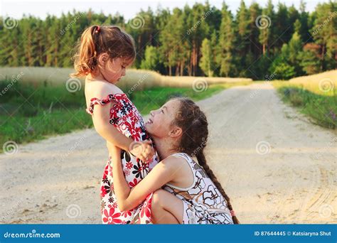 Deux Belles Petites Filles Souriant Et Jouant Au Champ Dans W Image