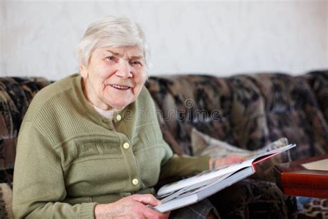 Mulher Superior Bonita Idosa De Anos De Livro De Leitura Dentro