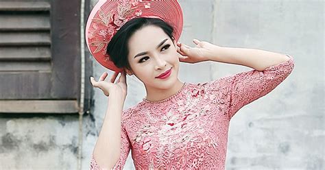 Hot girl dao kéo khoe vẻ đẹp mỹ miều trong tà áo dài dân tộc Báo Dân trí