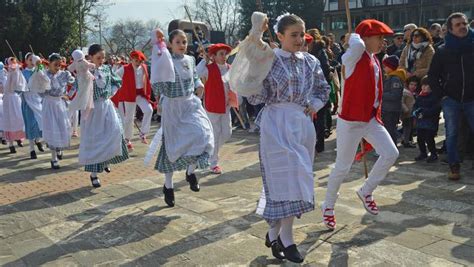 Jaioberriak Eta Makilak Hartuta Badatoz Inude Eta Artzainak Urumea