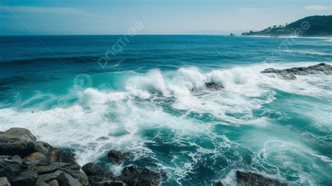 Background Pantai Berbatu Yang Indah Dengan Ombak Bergulung Di Atas