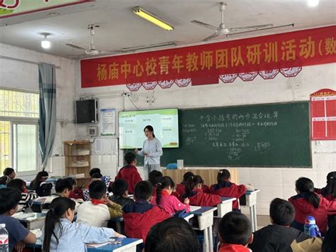 固镇县杨庙中心学校何集小学开展青年骨干教师团队研训活动