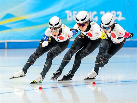 女子団体パシュート日本代表が銀メダル獲得 高木美帆らが出場 2022年2月15日掲載 ライブドアニュース