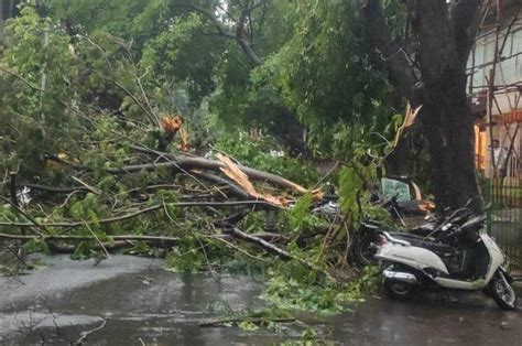 Karnataka Heavy Rain Lashes In Bengaluru Leaves Roads Clogged