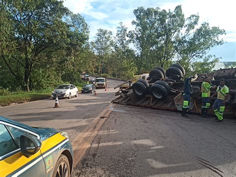 Caminhão madeiras tomba e interdita rodovia BR 040 em Itabirito