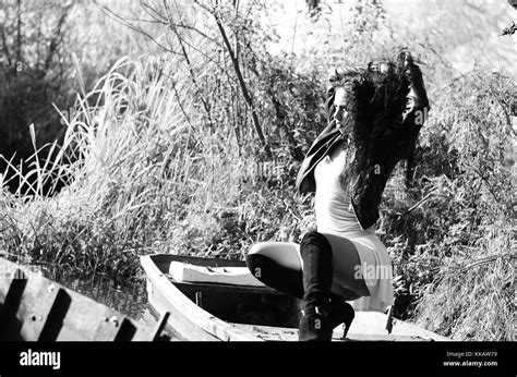 Girl In White Bikini Floating Fotos Und Bildmaterial In Hoher Aufl Sung Alamy