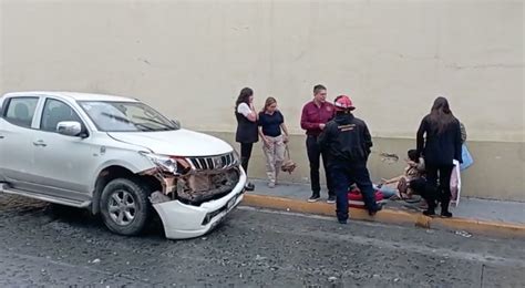 Camioneta La Atropella Al Perder Control Y Subir A Banqueta