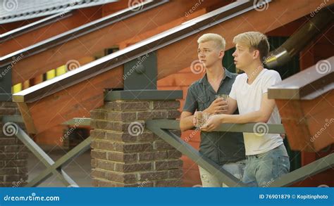 Hombres Gay Que Se Relajan En El Parque Lgbt Almacen De Video V Deo De Mitad Amantes